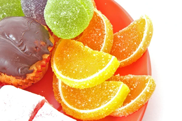 Mange kaker og fruktgele på tallerken isolert på den hvite – stockfoto