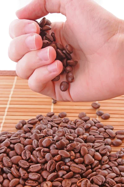 Tangan dengan biji kopi — Stok Foto