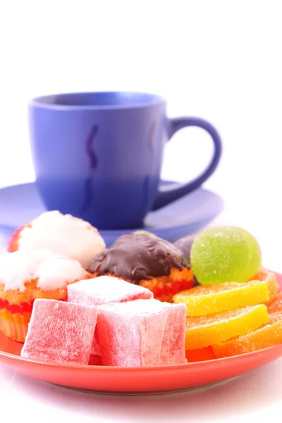 Kaffee mit Milchfarbe Tasse mit Kuchen auf weißem Hintergrund — Stockfoto