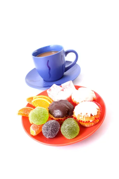 Café com copo de cor de leite com bolos no fundo branco — Fotografia de Stock