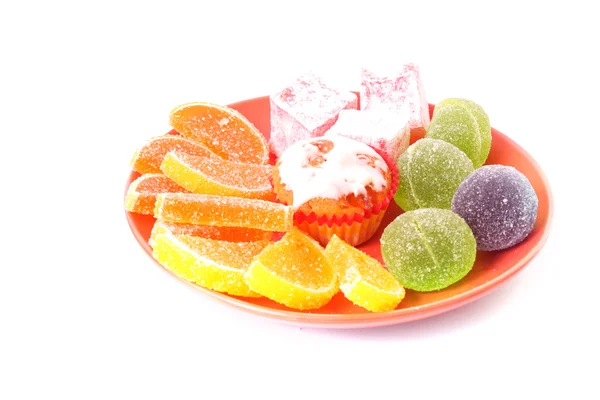 Mnoho dortů a ovocné želé na desce izolovaných na bílém — Stock fotografie