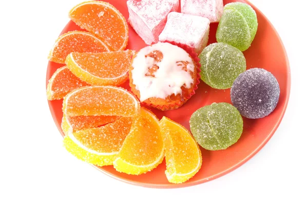 Beaucoup de gâteaux et de gelée de fruits sur assiette isolée sur blanc — Photo