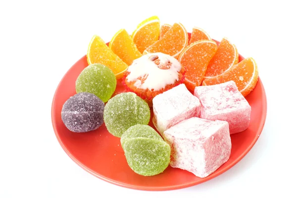 Många kakor och frukt gelé på plattan isolerad på vit — Stockfoto