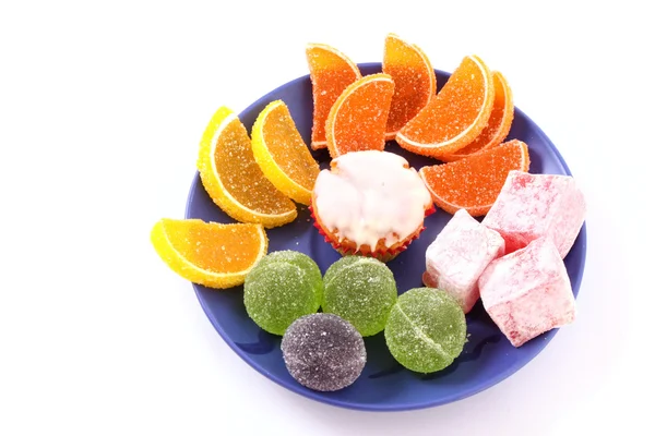 Molte torte e gelatina di frutta su piatto isolato su bianco — Foto Stock