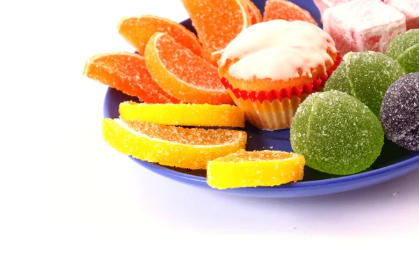Mnoho dortů a ovocné želé na desce izolovaných na bílém — Stock fotografie