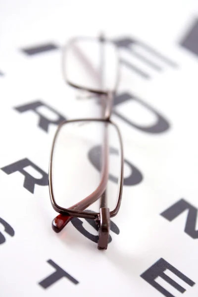Óculos no gráfico de teste — Fotografia de Stock