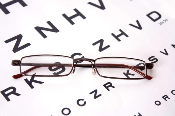 Brille auf der Testkarte — Stockfoto