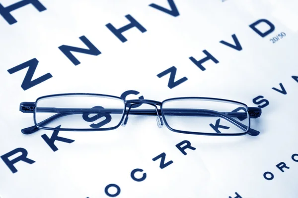テストチャート上の眼鏡 — ストック写真
