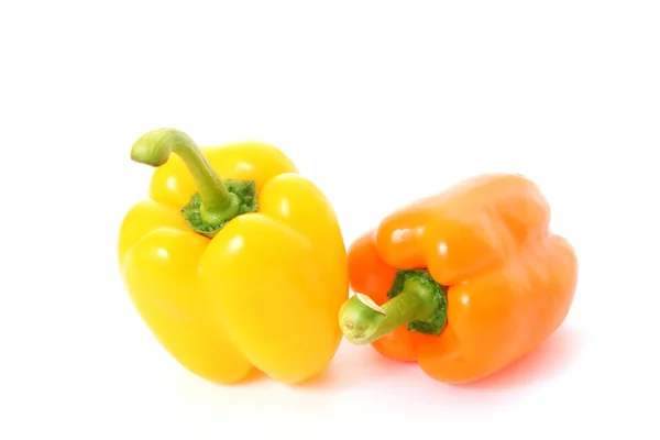 Oranžové papriky na bílém pozadí — Stock fotografie