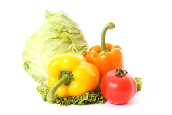 Verschiedene frische Gemüse auf weißem Hintergrund — Stockfoto