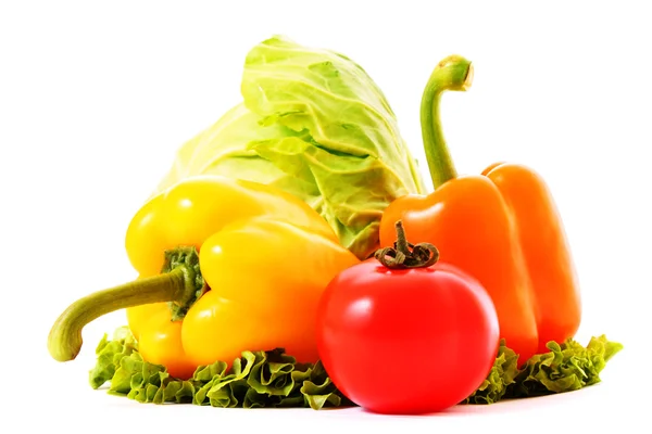 Diverse verdure fresche su sfondo bianco — Foto Stock