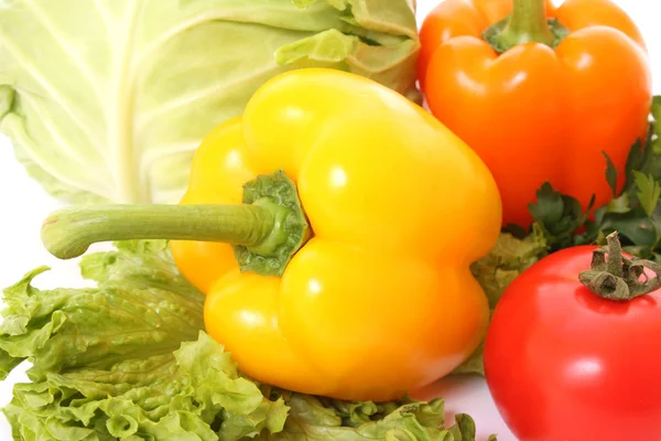 Verschiedene frische Gemüse auf weißem Hintergrund — Stockfoto