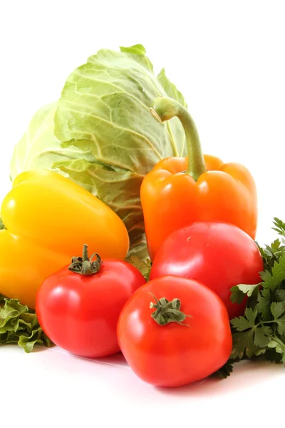 Różne świeże warzywa na białym tle — Zdjęcie stockowe