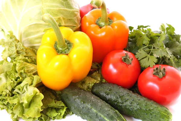 Свежие овощи на белом фоне. Концепция питания . — стоковое фото