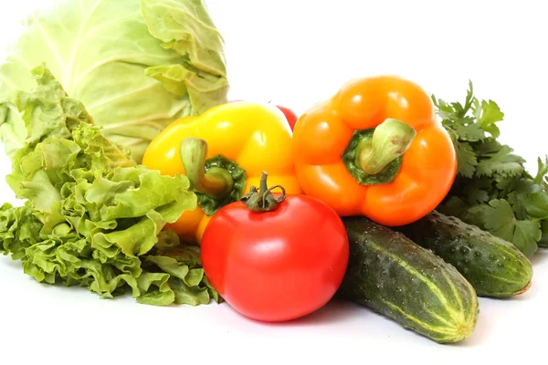 Olika färska grönsaker på vit bakgrund — Stockfoto