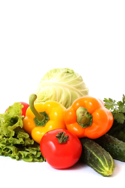 Diferentes legumes frescos no fundo branco — Fotografia de Stock