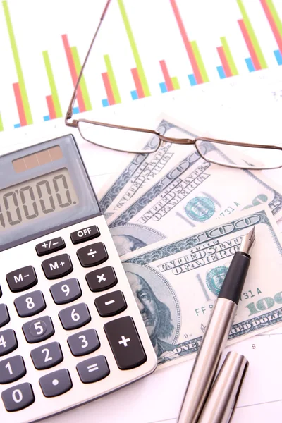 Calcular el dinero con la calculadora —  Fotos de Stock