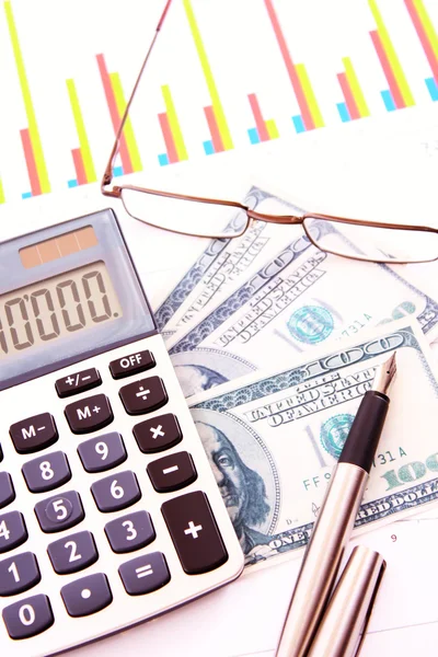 Обчислити гроші за допомогою калькулятора — стокове фото
