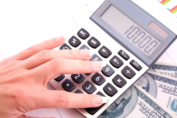 Calculadora e mulher mão conta dinheiro — Fotografia de Stock