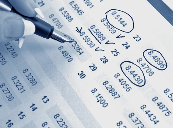 Hand mit Stift Einkommen berechnen — Stockfoto