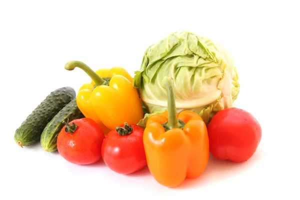 Différents légumes frais sur fond blanc — Photo