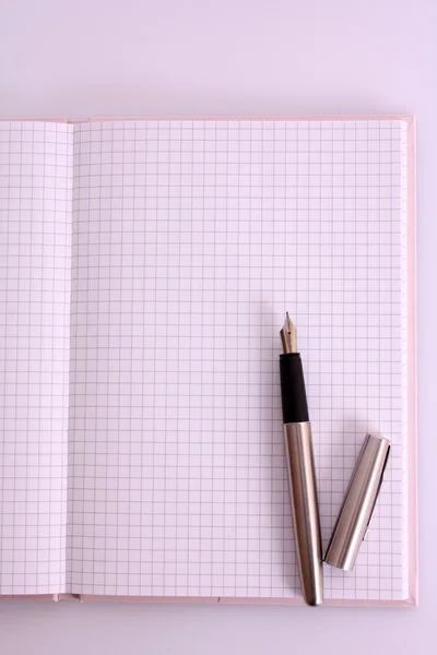 Almofada de notas com caneta — Fotografia de Stock