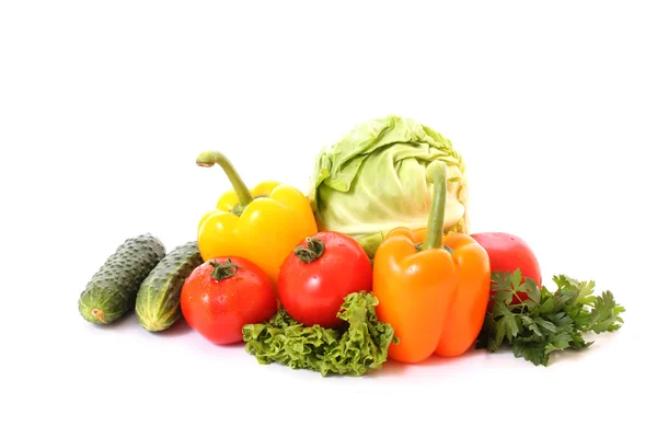 Färska grönsaker på vit bakgrund. kost koncept. — Stockfoto