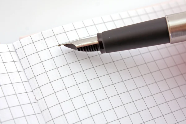 Hand met pen een brief te schrijven — Stockfoto