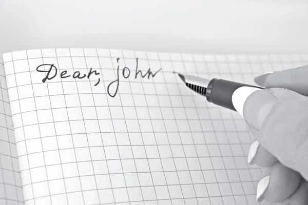 Mão com caneta escrevendo uma carta — Fotografia de Stock