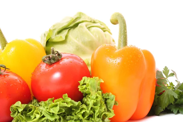 Diferentes verduras frescas sobre fondo blanco —  Fotos de Stock