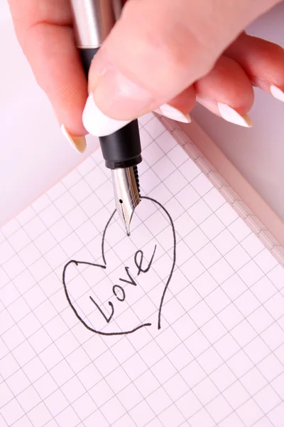 Рука за ручкой, написание любовного письма — стоковое фото