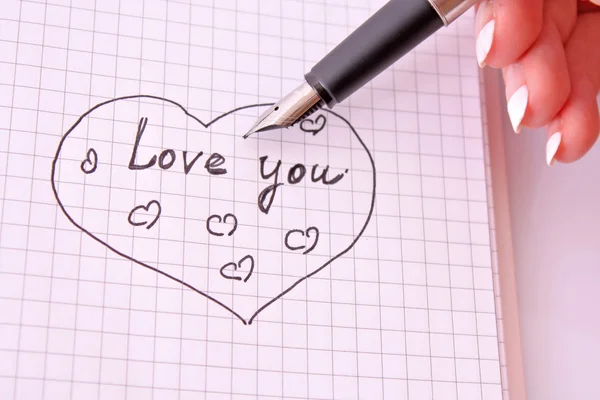 Mano con penna scrivere una lettera d'amore — Foto Stock