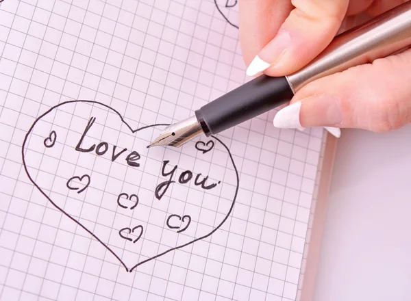 Рука з ручкою, що пише любовний лист — стокове фото