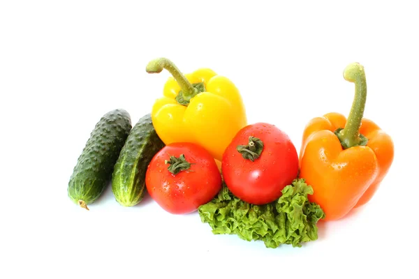 Frisches Gemüse auf weißem Hintergrund. Ernährungskonzept. — Stockfoto