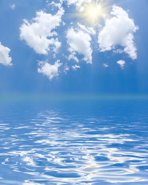 Solig himmel bakgrund och havet — Stockfoto