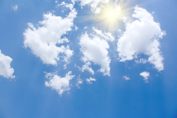 Sonniger Himmel Hintergrund und Wolken — Stockfoto