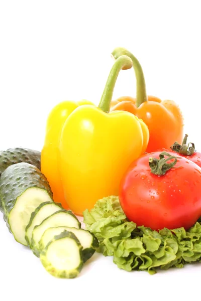 Frisches Gemüse auf weißem Hintergrund. Ernährungskonzept. — Stockfoto