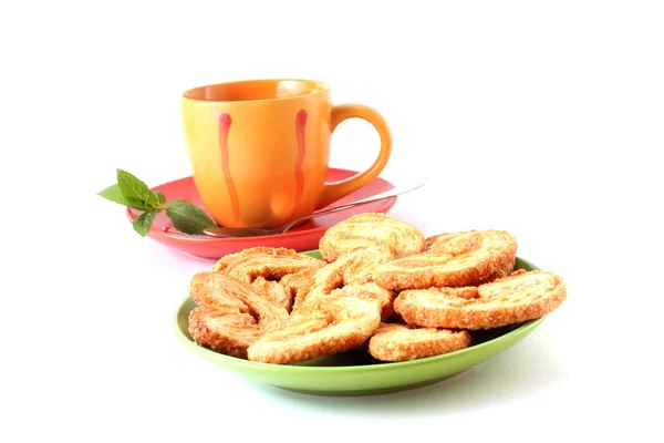 Kop van groene thee op de schotel met munt en cookies — Stockfoto
