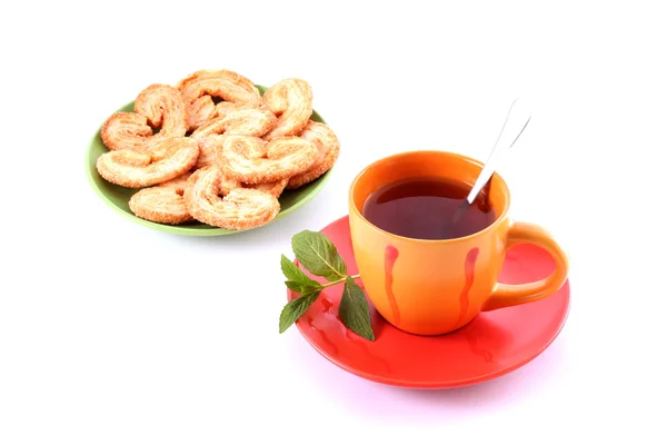 Φλιτζάνι πράσινο τσάι για το πιατάκι με δυόσμο και μπισκότα — Stockfoto