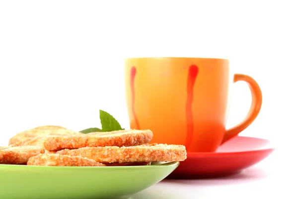 Taza de té verde en el platillo con galletas — Foto de Stock