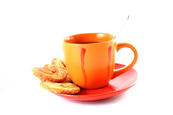 クッキーとソーサーに緑茶のコップ — ストック写真