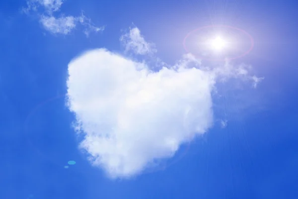 Niebo słoneczny tło i romantyczne chmura — Zdjęcie stockowe