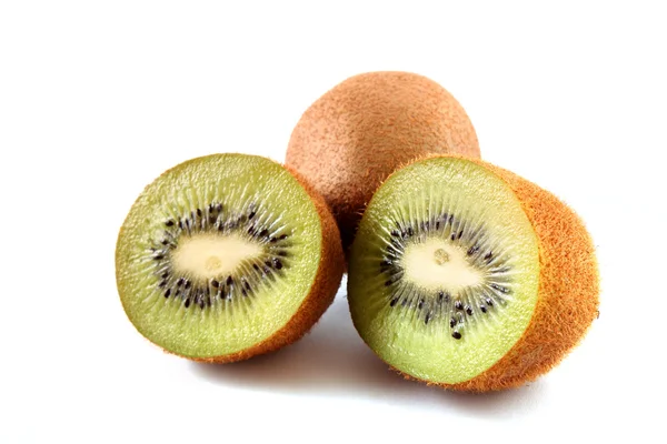 Gesneden kiwi geïsoleerd op wit — Stockfoto