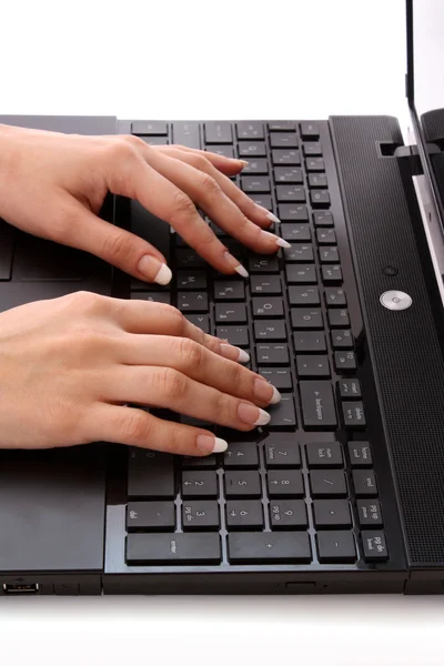 Kobieta pracuje na laptopie — Zdjęcie stockowe