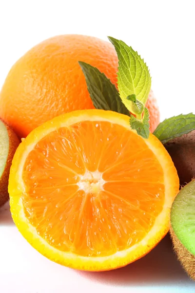 Naranjas y hojas de menta sobre blanco —  Fotos de Stock
