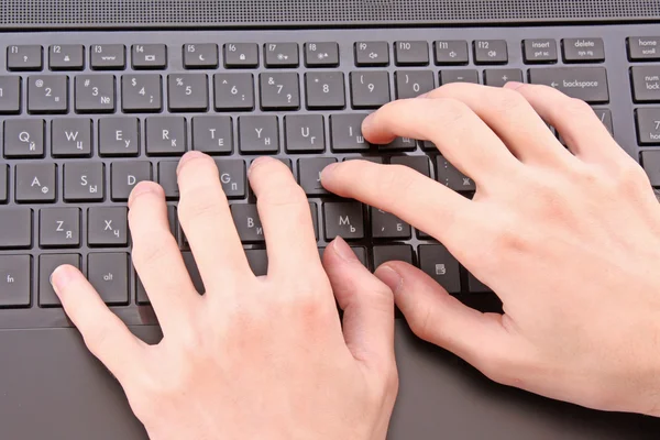 Closeup mužské prsty na laptop — Stock fotografie