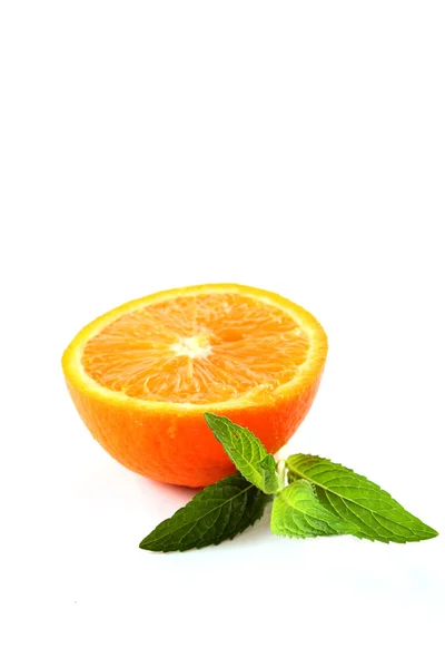 Sinaasappelen en bladeren van munt — Stockfoto