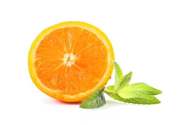 Апельсини і листя м'яти на білому — стокове фото