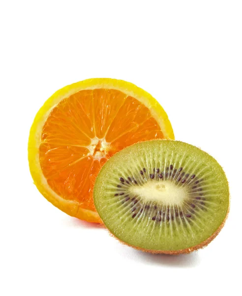 Orange und Kiwi auf Weiß — Stockfoto