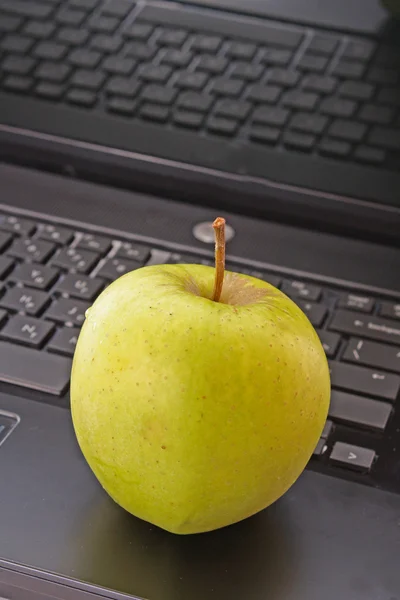 Abstrakt bærbar computer med grønt æble - Stock-foto